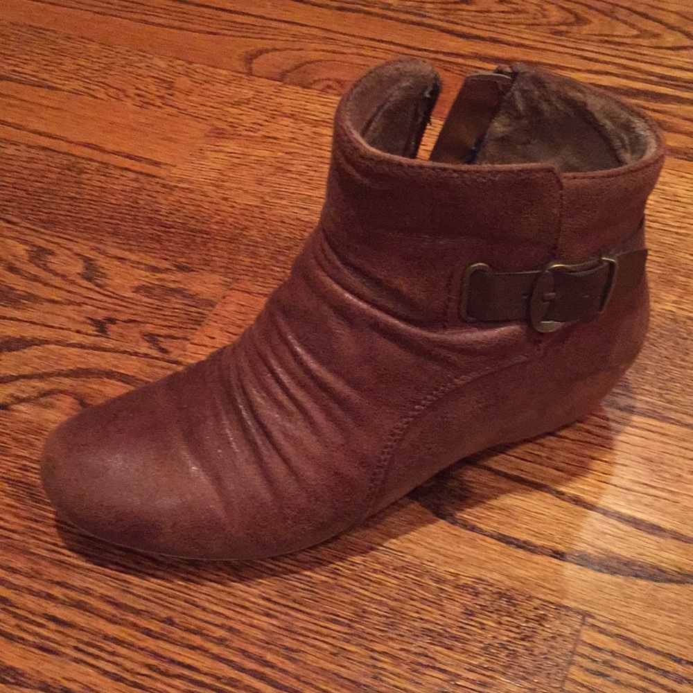 Bare traps booties
